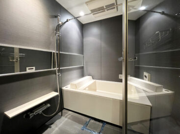 ガラス張りの浴室。ホテルのような仕上がり。