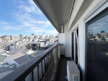 バルコニーは東向き。