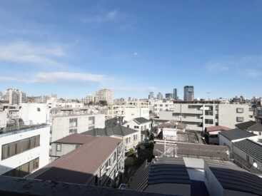 5階からの景色。遠くのほうにはスカイツリーが見えます。