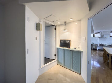 右手がレンタルスペース、左手が今回募集のシェアキッチンになっています。