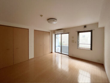 シンプルな家具・レイアウトが似合いそうな内装。