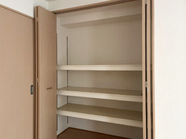 収納ひとつめ。棚の高さを調節することができます。