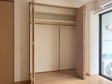 収納ふたつめ。衣服がかけられるパイプ付きのもの。