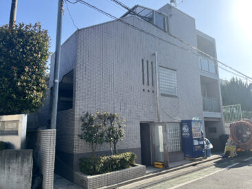 タイルとガラスブロックでの外観。