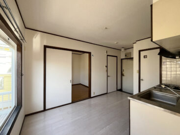 部屋を繋ぐダイニングキッチン。約6.25帖。