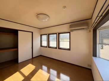 約6帖のほう。日差しがたっぷり。