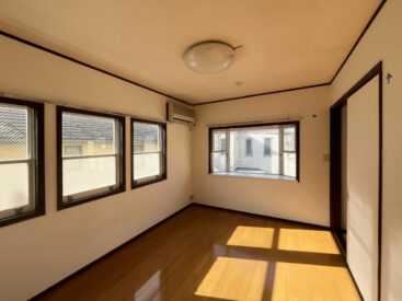 小さな窓3個と出窓にうっとり。