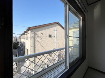 物干しがある窓辺。洗濯物はここにて。