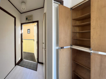 玄関。木の靴箱は上下に分かれているのでふたりで使いやすい。