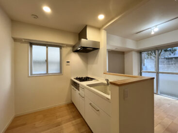 広く使いやすいキッチン。3口コンロにグリルもあります。