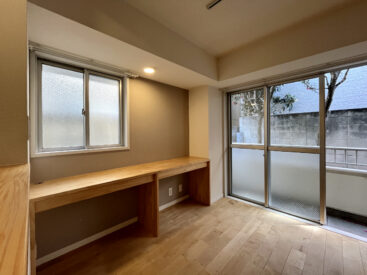 窓辺に造りつけのデスク。