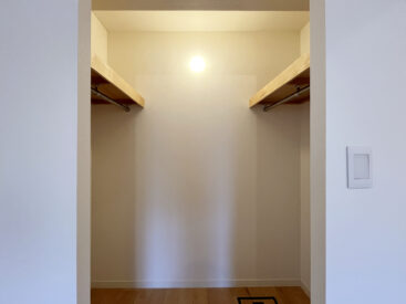 オープンなウォークインクローゼット。