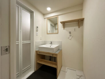 木の存在がある洗面脱衣所。