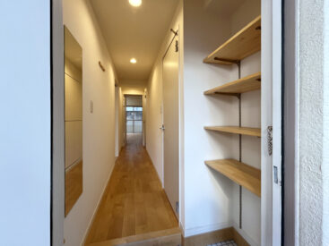 オープンな靴箱と鏡のある玄関。