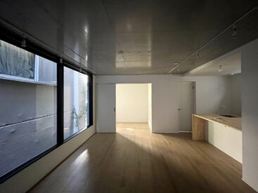 新築の2LDK、日差しは僅かに入るくらい。