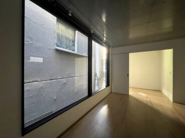 窓は大きめ。建物に囲まれているので日差しはわずかほど。