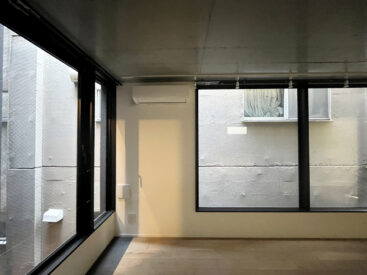 窓は大きめ。景色は周辺の建物。