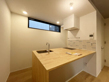 木天板のカウンターキッチン。