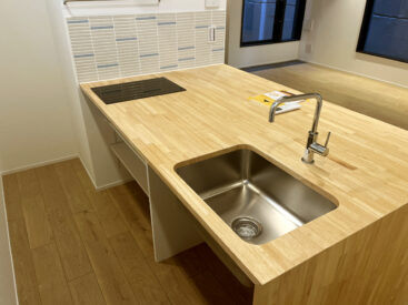 シンクとIHの下はオープンな収納に。