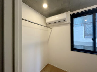 エアコン下にはハンガーパイプ。