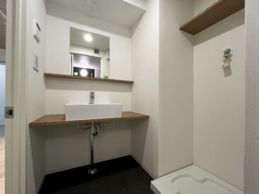 木の要素がある洗面脱衣所。