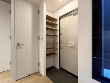 木製のオープンなシューズボックスが玄関に。