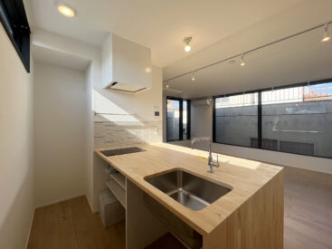 木天板のカウンターキッチン。