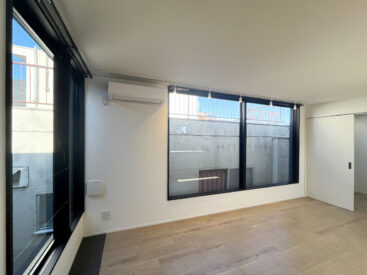 窓は大きめ。建物に囲まれてはいますが青空も見えます。