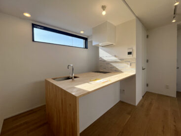 ハイサイドライトからの日差しがキッチンに当たります。