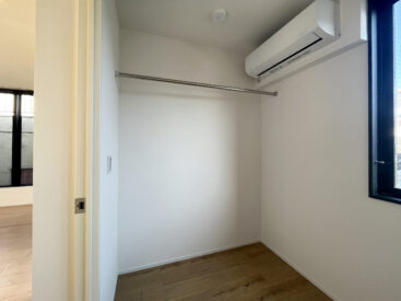 エアコン下にはハンガーパイプ。