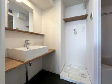 木の要素がある洗面脱衣所。