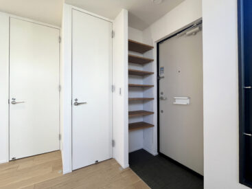 木製のオープンなシューズボックスが玄関に。