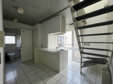 玄関からの姿。水まわりが集まった下階。