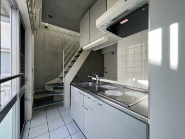 日差しを受けるキッチン。