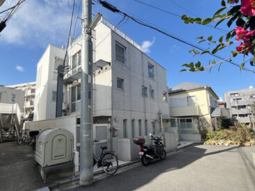 RC打ちっぱなしの小さなアパート。