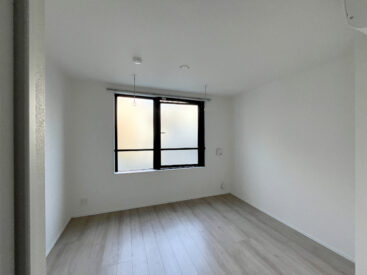 ここには、すべり出し窓がひとつ。