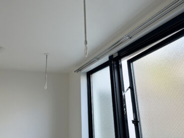 窓辺の物干し。天気がいい日の洗濯物はここでも。