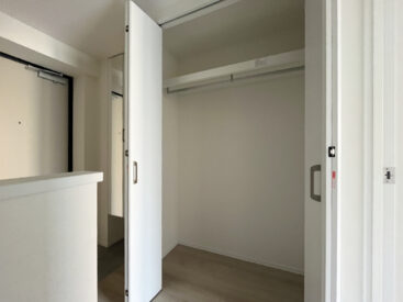 階段前のクローゼット。