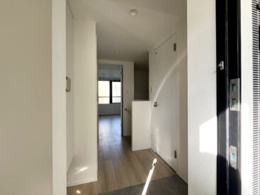 玄関からの様子。白い部屋が現れます。