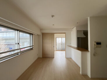 LDKは9帖。北東からの日差しが窓に入ります。