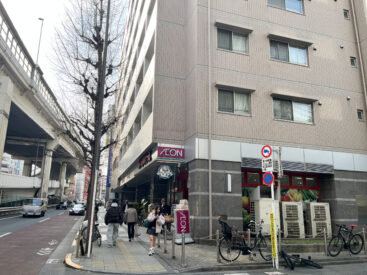 首都高沿いのマンション。1階にはいざという時便利なスーパーが。