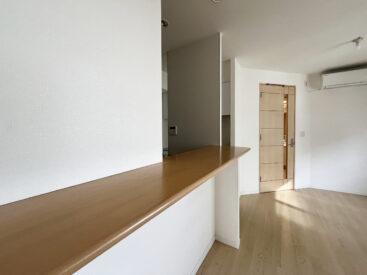 立って過ごせるバーくらいの高さのカウンター。