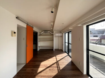 リノベーションの開放的な一室。