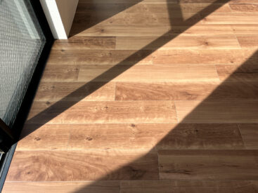 新しいフロアタイルが敷かれています。