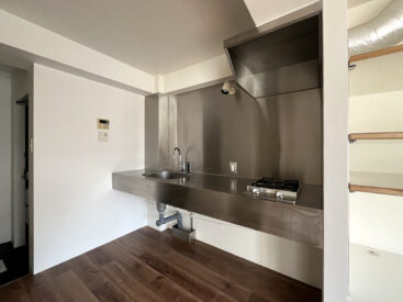 全てステンレスでつくられたキッチン。