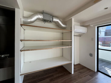 収納はどれもオープンなつくり。配管もアクセントに。