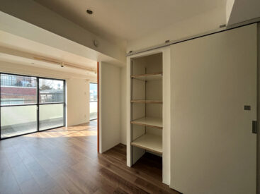 くぼんだスペースは冷蔵庫。収納横の扉を引くとトイレがあります。