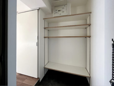 玄関もオープンな収納。靴以外にもさまざまディスプレイできます。