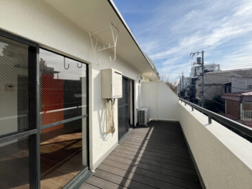 日差しがまっすぐ入ったウッドデッキのテラス。