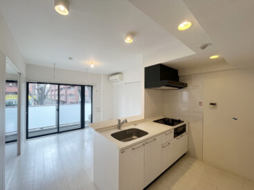 キッチンから視界がパッと広がるLDK。